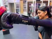 Jennifer Iglesias ist eine deutsche Content-Creatorin mit kubanisch-italienischen Wurzeln. Um sich sicher zu fühlen und gegen Angreifer gewappnet zu sein, geht sie mehrmals in der Woche zum Boxtraining.