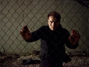 Williams bereitet sich auf eine Flucht aus dem Gefängnis vor, das von einem Drahtzaun und einer 24 Fuß hohen Betonmauer auf einer Insel umgeben ist. Er muss einen Weg zum Festland finden, auch wenn er es schafft, aus dem Gefängnis zu fliehen.