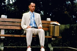 Bereitwillig erz&auml;hlt Forrest Gump (Tom Hanks) jedem, der sich neben ihn auf die Bank setzt, von seinen aufregenden Abenteuern ..