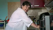 Rentnerin Regina verleiht ihrer Küche einen neuen Glanz.