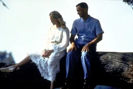 Die enge Freundschaft zwischen Forrest (Tom Hanks, r.) und Jenny (Robin Wright, l.) h&auml;lt ein Leben lang ...
