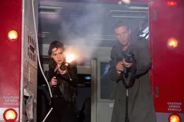 F&uuml;r Sarah (Emilia Clarke, l.) und Kyle (Jai Courtney, r.) beginnt ein gnadenloser Wettkampf gegen die Zeit. Schaffen sie es rechtzeitig, die Programmierung von Genisys aufzuhalten?