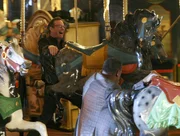 Ray Langston (Laurence Fishburne, vo.re.) hat Nate Haskell (Bill Irwin) in dem Kinderkarussell entdeckt - hat das Katz- und Mausspiel nun ein Ende?