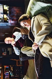 Sandra (Rebecca Immanuel, r.) hat es sich auf der Couch von Alfred Mendel (Hanns Zischler, l.) gemütlich gemacht. Sandra (Rebecca Immanuel, r.) hat es sich auf der Couch von Alfred Mendel (Hanns Zischler, l.) gemütlich gemacht.