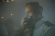 REENACTMENT- Kapit&auml;n Doug Lampe (gespielt von Jonathan Purdon) ringt im verqualmten Cockpit des UPS-Flugs 6 nach Luft (Cineflix International Media/Ian Watson)