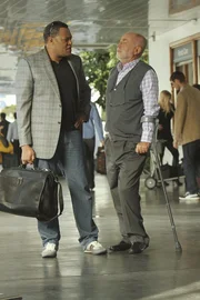 Dr. Raymond Langston (Laurence Fishburne) und Dr. Robbins (Robert David Hall, re.)