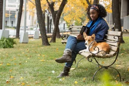 Kirby Howell-Baptiste als Maya