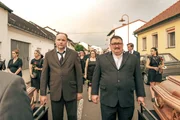 v.li.: Sifkovits (Thomas Stipsits), Franz Maikits (Christoph Krutzler). v.li.: Sifkovits (Thomas Stipsits), Franz Maikits (Christoph Krutzler).