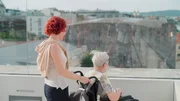 Iris Krall-Radulian beim Spaziergang mit einer Caritas Socialis-Bewohnerin.