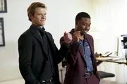 Der Plan ist gescheitert und trotzdem verlieren MacGyver (Lucas Till, l.) und sein Freund und Kollege Bozer (Justin Hires, r.) nie den Humor. Ob sie es trotzdem noch schaffen, die Terroristen aufzuhalten?