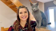 Anna wird direkt von Katze Maja begrüßt. Ihre leuchtend grünen Augen sind typisch für die Katzenrasse Russisch Blau. Weiteres Bildmaterial finden Sie unter www.br-foto.de. Anna wird direkt von Katze Maja begrüßt. Ihre leuchtend grünen Augen sind typisch für die Katzenrasse Russisch Blau. Weiteres Bildmaterial finden Sie unter www.br-foto.de.