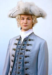 Der Prinz (Robert Gwisdek), der nur mit einer Prinzessin an seiner Seite Thronfolger werden kann. Der Prinz (Robert Gwisdek), der nur mit einer Prinzessin an seiner Seite Thronfolger werden kann.