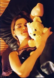 Sandra (Rebecca Immanuel) tr&auml;umt, dass der neue Freund ihrer Freundin zu ihr ins Bett kommt ...