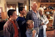 (v.l.n.r.) Malcolm (Frankie Muniz), Reese (Justin Berfield), Dewey (Erik Per Sullivan), Victor (Robert Loggia) und Ida (Cloris Leachman) erhalten eine Standpauke. (v.l.n.r.) Malcolm (Frankie Muniz), Reese (Justin Berfield), Dewey (Erik Per Sullivan), Victor (Robert Loggia) und Ida (Cloris Leachman) erhalten eine Standpauke.