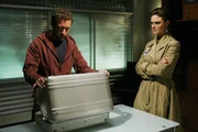 Dr. Hodgins (T.J. Thyne, l.); Dr. Brennan (Emily Deschanel, r.)