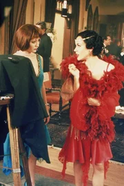 Prue (Shannen Doherty, l.); Phoebe (Alyssa Milano, r.)