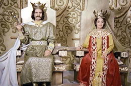 Der K&ouml;nig (Emanoil Petruț) und die K&ouml;nigin (Carmen Stănescu) erwarten den Bauernsohn.