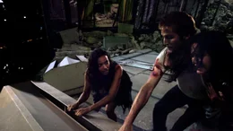 Gemeinsam machen sich Lily (Jessica Lucas, l.), Marlena (Lizzy Caplan, r.) und Rob (Michael Stahl-David, M.) daran, Beth aus ihrer gef&auml;hrlichen Lage zu befreien. Um dem gef&auml;hrlichen Monster und seinen kleinen Ablegern zu entkommen, wagen sie den Weg durch die U-Bahnsch&auml;chte ...