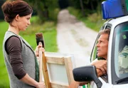 Kathi Lorenz (Birgit Stauber) will ein Schild anbringen, auf dem steht, dass der Hof zu verkaufen ist. Hubert (Christian Tramitz) meint, ob das nicht ein wenig früh sei, nach dem Tod ihres Mannes. Kathi Lorenz (Birgit Stauber) will ein Schild anbringen, auf dem steht, dass der Hof zu verkaufen ist. Hubert (Christian Tramitz) meint, ob das nicht ein wenig früh sei, nach dem Tod ihres Mannes.