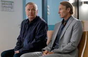 Die beiden Freunde Dr. Roland Heilmann (Thomas Rühmann, li.) und Dr. Martin Stein (Bernhard Bettermann, re.) warten auf das Ende der OP von Hanna Globisch.