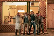 Die fünf Freunde Franz (Christoph Krutzler), Schiffi (Thomas Stipsits), David (Clemens Berndorff), Freco (Gerhard Liebmann) und Matthias (Michael Rast, v.l.) feiern ihr Zusammensein und grübeln über den Fall. Die fünf Freunde Franz (Christoph Krutzler), Schiffi (Thomas Stipsits), David (Clemens Berndorff), Freco (Gerhard Liebmann) und Matthias (Michael Rast, v.l.) feiern ihr Zusammensein und grübeln über den Fall.