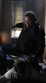 Ray (Laurence Fishburne) konnte den Serienkiller Nate Haskell (Bill Irwin, unten) im Haus von Arvin Thorpe &uuml;berw&auml;ltigen. Doch wie weit wird er gehen? Hat er seinen Hass auf seinen &auml;rgsten Widersacher unter Kontrolle?