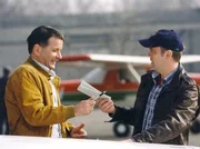Roland Heilmann (Thomas Rühmann) hat sich einen Traum erfüllt. Gemeinsam mit Thomas Sanders (Hans Heinrich Hardt, rechts) übernimmt er die Teilhaberschaft an ein Flugzeug und kann immer wann er will, den Wolken ein Stück näher sein...