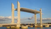 In Bordeaux ist die h&ouml;chste Hubbr&uuml;cke Europas, die Pont Jacques Chaban-Delmas, zu finden. Sie besteht aus mehr Stahl als der Eifelturm: insgesamt 7.000 Tonnen.