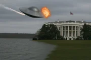 Ein UFO wird von einer Rakete getroffen, während es vor dem Weißen Haus fliegt, mit dem Lake Huron im Vordergrund. Ein UFO wird von einer Rakete getroffen, während es vor dem Weißen Haus fliegt, mit dem Lake Huron im Vordergrund.