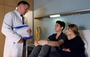 Lisas (Ella Zirzow, rechts) Freund Nils (Paul Stiehler, 2. von rechts) steht kurz vor seiner Herztransplantation. Dr. Roland Heilmann (Thomas Rühmann) bittet seine Tochter jetzt nach Hause zu gehen und Nils ein bisschen Ruhe zu gönnen.