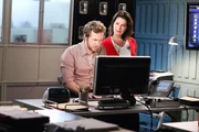 Szene aus 'Unfriendly Chat' mit Adam Ross (AJ Buckley) und Det. Josephine 'Jo' Danville (Sela Ward), sie versuchen zu klären, ob Adams Beobachtung in einem Online-Chat real war.