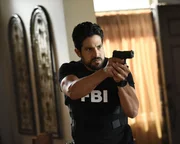 Agent Luke Alvez (Adam Rodriguez) ermittelt gemeinsam mit dem BAU-Team, um einen Mörder zu fassen, der zusammen mit anderen Häftlingen aus einem Gefängnis geflohen ist ... Agent Luke Alvez (Adam Rodriguez) ermittelt gemeinsam mit dem BAU-Team, um einen Mörder zu fassen, der zusammen mit anderen Häftlingen aus einem Gefängnis geflohen ist ...