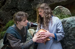 Das Geheimnis um den s&uuml;&szlig;en Brei verbindet Jolanthe (Svenja Jung) und Veit von Hammerlitz (Merlin Rose).