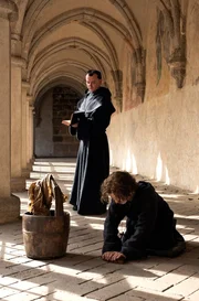 Der Klosterschüler Richard war ungehorsam und muss zur Strafe den Boden putzen. Der Klosterschüler Richard war ungehorsam und muss zur Strafe den Boden putzen.