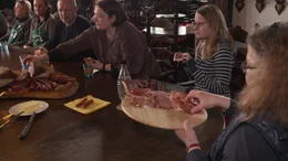 Der westf&auml;lische Knochenschinken ist ein traditionsreicher Rohschinken, seinen besonders w&uuml;rzigen Geschmack verdankt er der Tatsache, dass der Knochen w&auml;hrend der gesamten Herstellung im Schinken verbleibt.