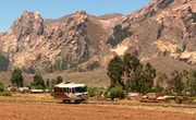 Schienenbus: Auch in Bolivien leuchtet der Mercedesstern - in der spektakul&auml;ren Andenkulisse zwischen Sucre und Potosi, wo der Ferrocarril im Zweitages-Turnus vor allem Einheimische, aber manchmal auch Touristen durch die spektakul&auml;re Berglandschaft zu den abgelegenen D&ouml;rfern bringt.