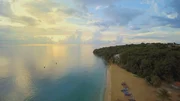 Rafael und Ana stammen aus Puerto Rico, haben aber fast ihr ganzes Leben im turbulenten New York City verbracht. Wenn sie in Rente sind, wollen sie wieder zurück zu ihren Wurzeln und ihren Familien. Doch ein Lottogewinn bringt sie dem Traum ein großes Stück näher: Ana hat mit einem Los eine Million Dollar gewonnen und spontan beschlossen, sofort nach Puerto Rico umzusiedeln. Rafael und Ana stammen aus Puerto Rico, haben aber fast ihr ganzes Leben im turbulenten New York City verbracht. Wenn sie in Rente sind, wollen sie wieder zurück zu ihren Wurzeln und ihren Familien. Doch ein Lottogewinn bringt sie dem Traum ein großes Stück näher: Ana hat mit einem Los eine Million Dollar gewonnen und spontan beschlossen, sofort nach Puerto Rico umzusiedeln.