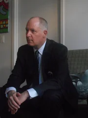 Detectives take notes in Craig's apartment.