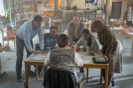 v.li.: Holger Arndt (Thomas Loibl), Peter Mertens (Florian David Fitz), Klaus Engelhardt (Justus von Dohn&aacute;nyi), Bernd Vogel (Torben Kessler), Sarah Schuster (Nilam Farooq), Heidi Lohmann (Anke Engelke), Manfred Prohaska (Thorsten Merten).