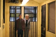 Det. Lilly Rush (Kathryn Morris, r.) begleitet Tommy Dicenzio (Tommy Savas, l.) zum Verhör.
