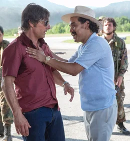 Barry Seals (Tom Cruise, l. ) fliegerisches Talent &uuml;berzeugt auch die s&uuml;damerikanische Drogenmafia, darunter Jorge Ochoa (Alejandro Edda) geh&ouml;rt.