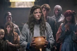 Der Topf, der s&uuml;&szlig;en Brei kocht, k&ouml;nnte viele hungrige M&uuml;nder f&uuml;llen. Im Vordergrund Jolanthe (Svenja Jung), im Hintergrund ihre Geschwister Simon (Benjamin Ahrens) und Hedwig (Mariella Aumann) sowie Veit von Hammerlitz (Merlin Rose), Hauptmann Lenhart (Marko Dyrlich) und Lars Rudolph als Balduin.