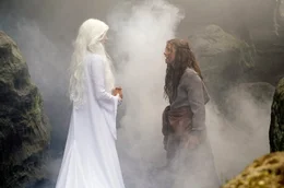 Die Nebelfrau (Stephanie Lexer) stellt Jolanthe (Svenja Jung) vor eine furchtbare Wahl.