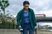 Schlammgräberin Stacey (Emma McDonald) findet bei ihren Streifzügen entlang des Ufers der Themse eine Goldmünze. Aber wie wertvoll ist das Stück Edelmetall?