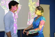 Mia (Josephine Schmidt, r.) und Alexander (Paul Grasshoff, l.) hätten sich in einem Moment des freudigen Überschwangs beinahe geküsst. Aber beide verleugnen vor ihren Freunden diese Gefühle ...