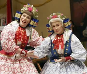 (v.li.): Jane Kaczmarek (Lois), Cloris Leachman (Ida).