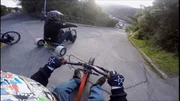 Bergab mit einem tiefergelegten Rad zu fahren, kann ernsthafte Konsequenzen mit sich ziehen. Bergab mit einem tiefergelegten Rad zu fahren, kann ernsthafte Konsequenzen mit sich ziehen.