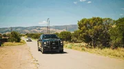 Steifenwagen von vorne mit Landschaft im Hintergrund (generisch) / Patrol car from the front with landscape in the background (generic)