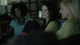 (v.l.n.r.) Sara (Tenika Davis); Kenia (Jenny Pudavick); Claire (Samantha Kendrick)