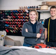 Sie sind Azubis und sie lieben ihren Job. - v.l.n.r. Josi, Raumausstatterin-Azubi im 3. Lehrjahr, und Till, Raumausstatter-Geselle. Sie sind Azubis und sie lieben ihren Job. - v.l.n.r. Josi, Raumausstatterin-Azubi im 3. Lehrjahr, und Till, Raumausstatter-Geselle.